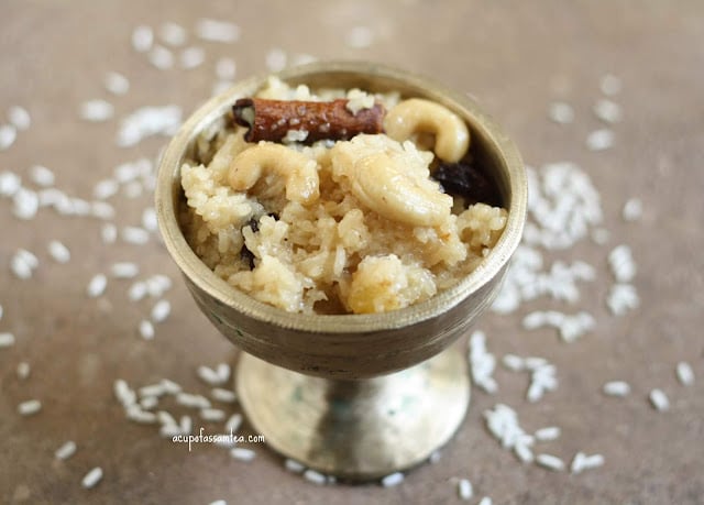 A designer bowl contains boar saul with dry fruits and spread of rice around the bowl