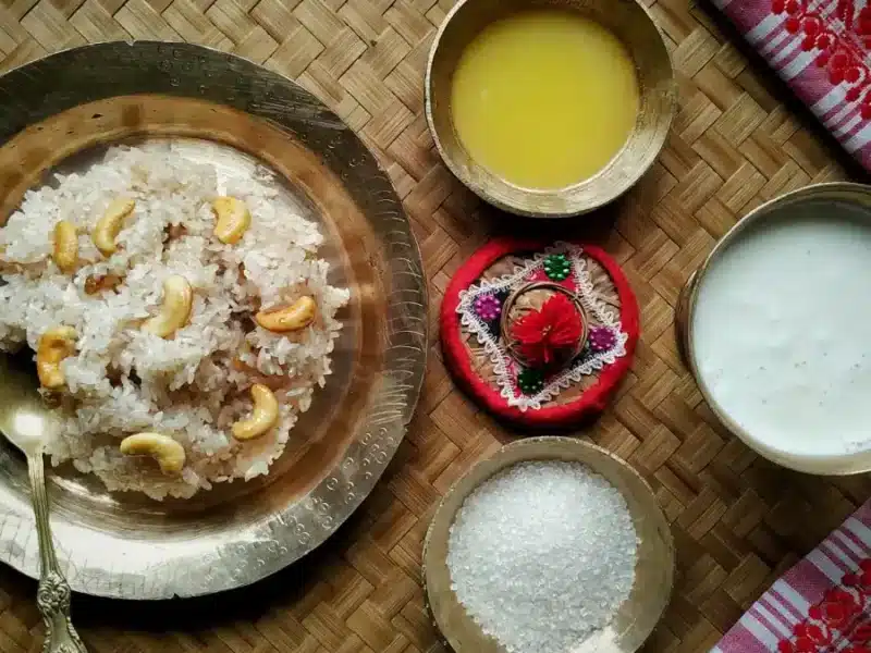 A fully dressed tray contains jolpaan dish in flat plate with Ghee sugar and cream 