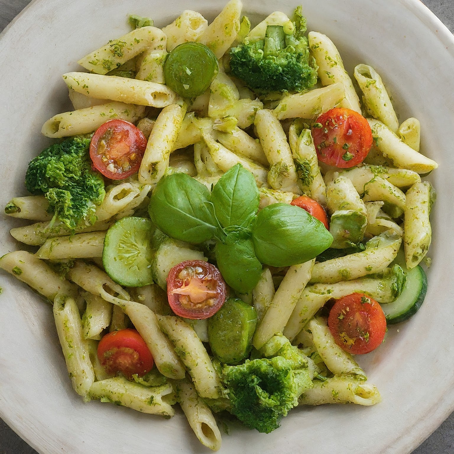 Pasta salad with pesto and veggies