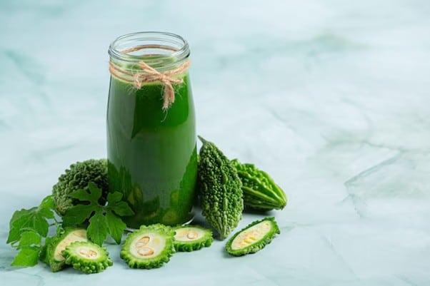 Fresh bitter gourd juice with sliced pieces